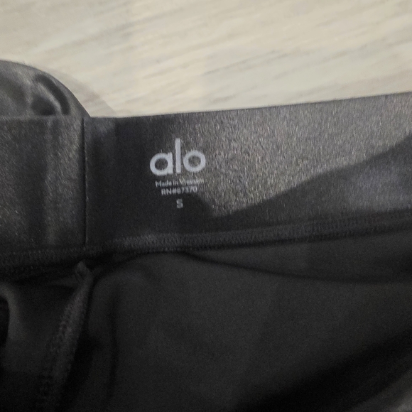 ALO Yoga Shiny Black Activewear - Picture 5 of 9